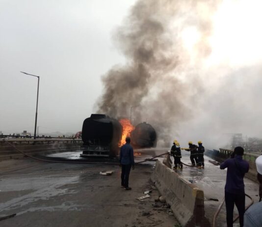 Photo: Twin tanker explosion on Kara bridge kills one