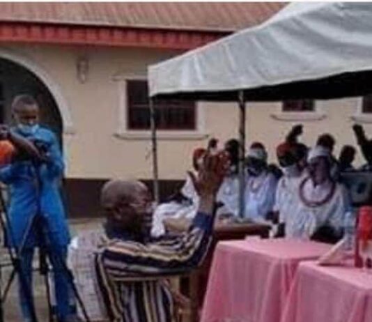 Edo Guber: Oshiomhole, Ize-Iyamu go down on their knees for support