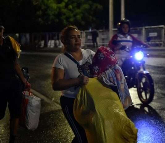 Colombia deploys forces on Venezuela border amid fears of refugee spillover