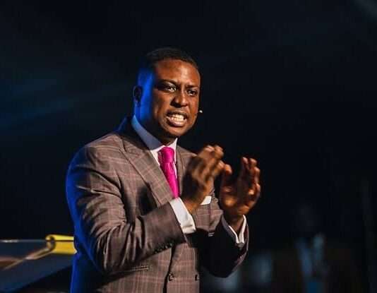 Bolaji Idowu’s crossover photos with entertainers spark fresh ‘church vs culture’ clash