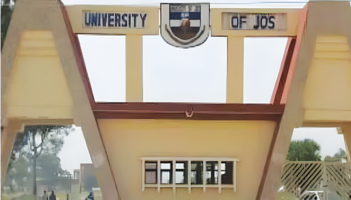Unijos-gate-Picsart-AiImageEnhancer.webp