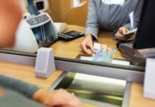 Physical Bank Network Shrinks by 476 Locations in Three Years